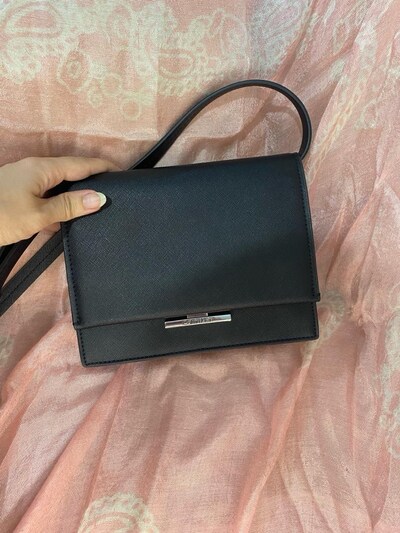 Calvin Klein Saffiano Flap Over çanta
