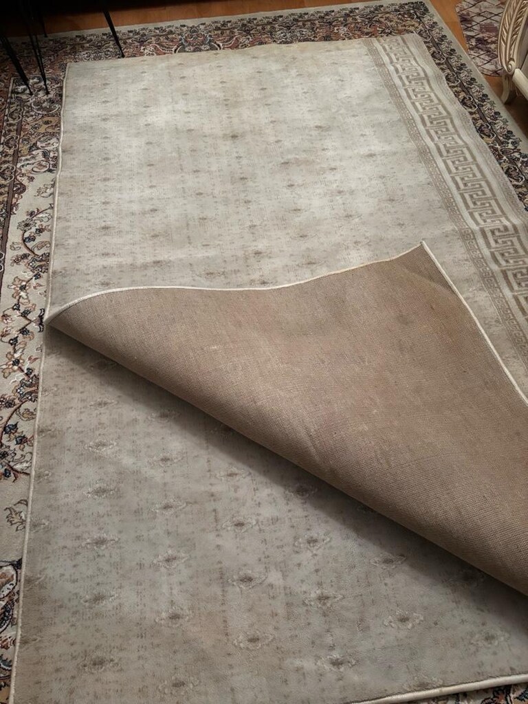 iki adet kaliteli halıların ölcüsü boy 2,30 en 1,30 öbürü 2metre 130 - 2