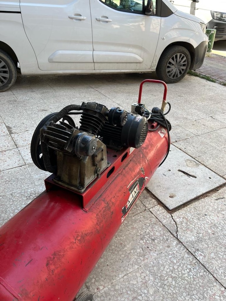 300 LT komprasör - 9