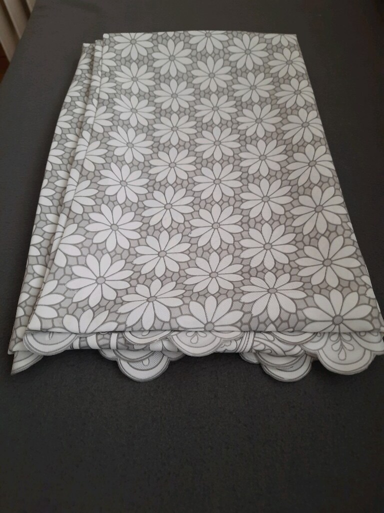 AKÇAY: SIFIR KARE DERTSİZ MASA ÖRTÜSÜ.EBAT:155*155 CM.RENK:GRİ BEYAZ - 2