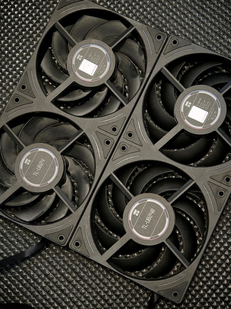 Thermalright 240mm Reverse ve Düz ARGB Fan - 3
