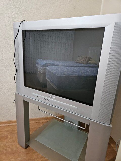 Tüplü Eski TV ve ünitesi