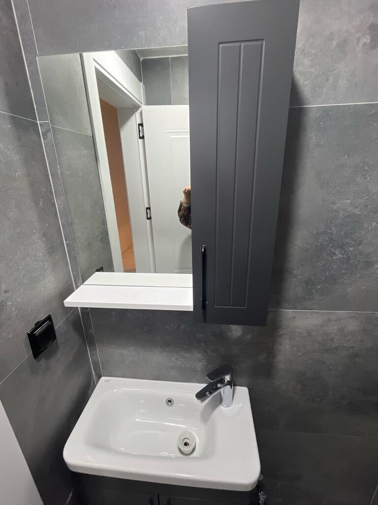 sıfır hiç kullanılmadı küçük lavabo alt ve aynalı üst dolabı - 2