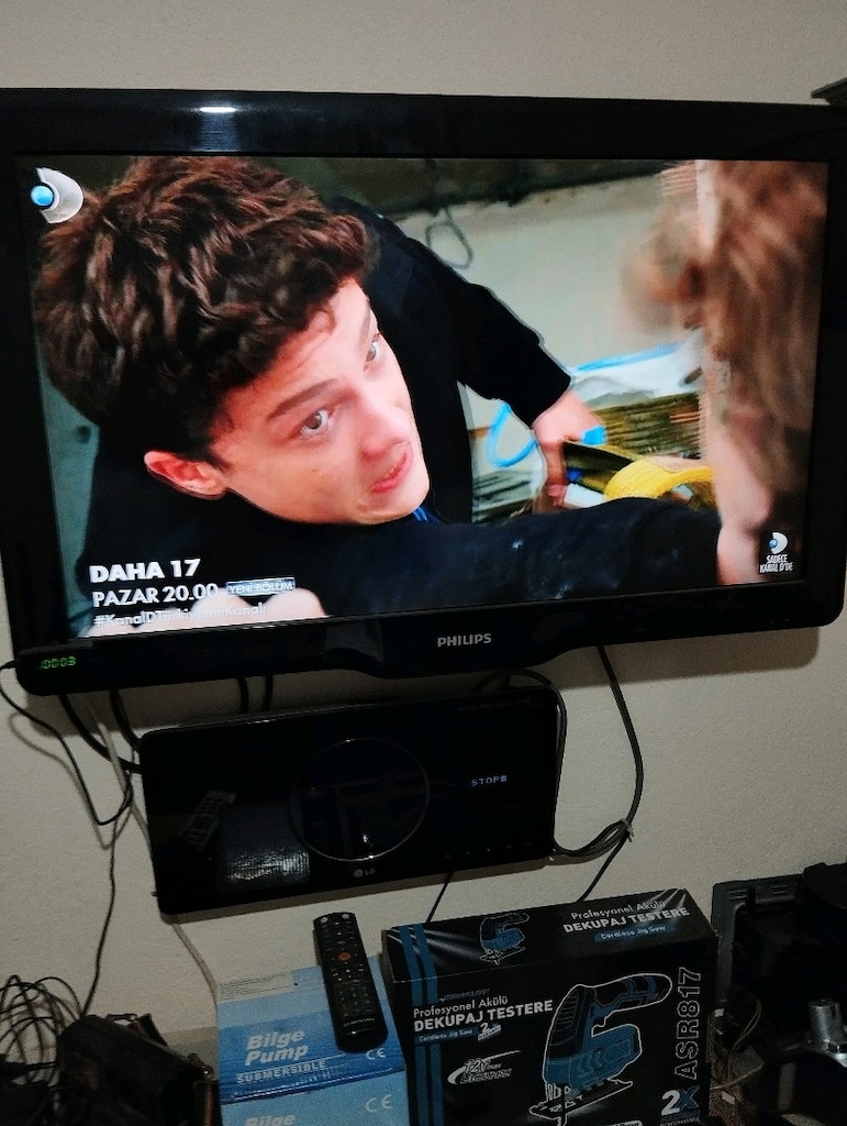 PHİLİPS 32 İNCH LCD TV. ve LG DUVARA ASILAN DVD OYNAT ve ARÇELİK TELVE - 2