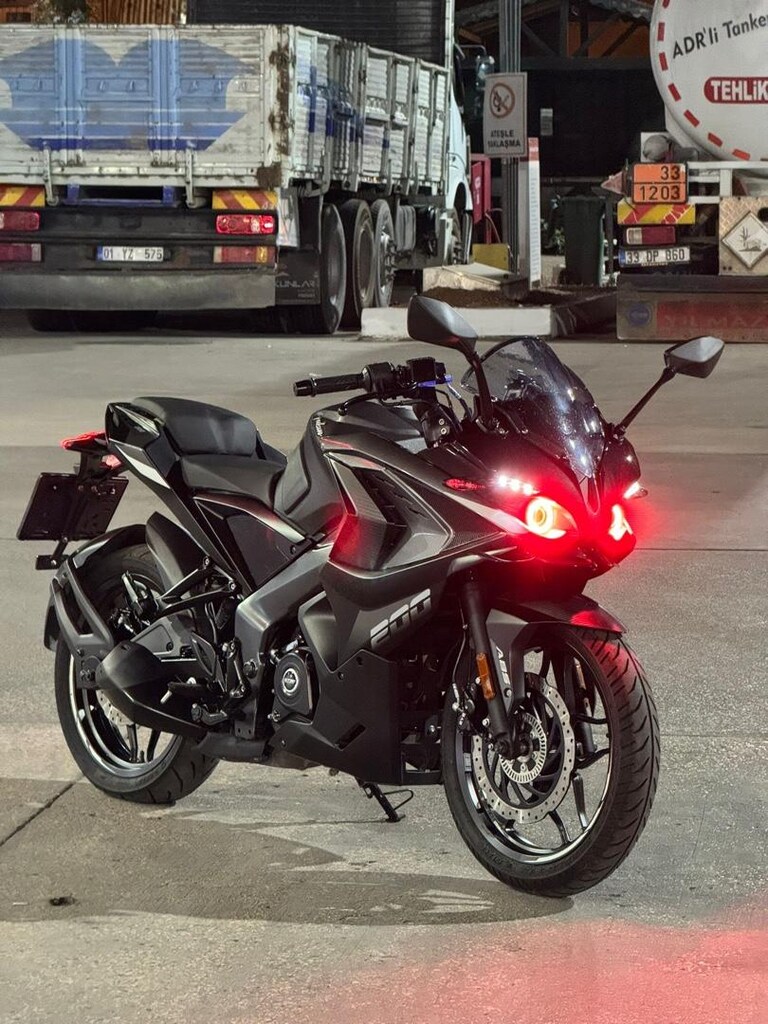pulsar-rs-200-motosiklet-1687222704