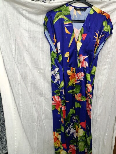 zara v yaka saten tropikal çiçek desenli midi boy elbise