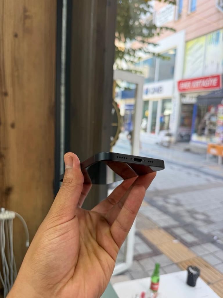 İPHONE 16 E - 2