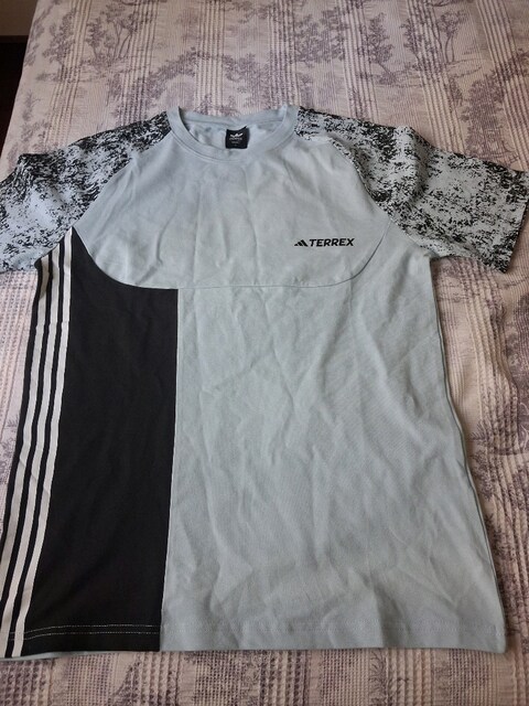 Orjinal Adidas terrex L beden sıfır tişört.yeni..