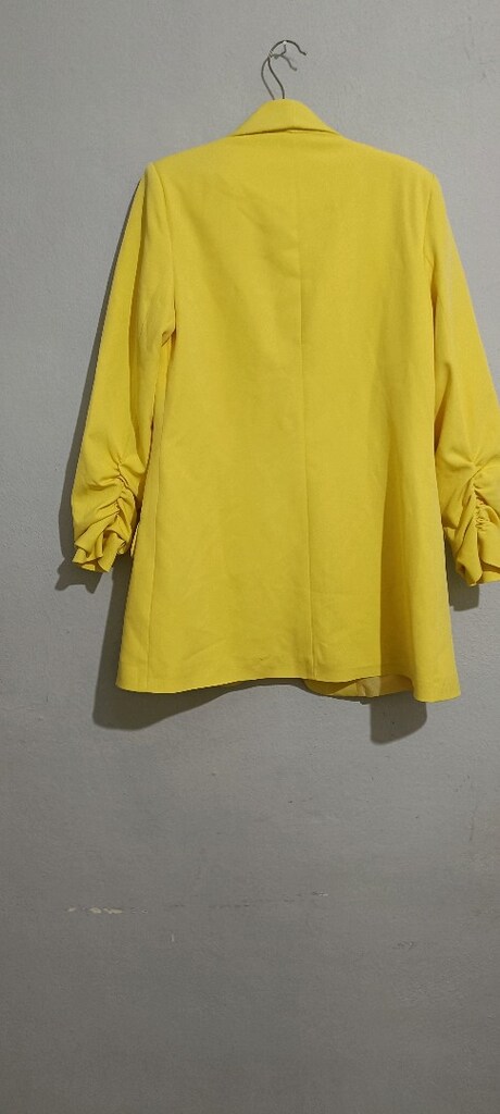 Canlı sarı renkte, oversize kesimli bu blazer ceket; açık ön tasarımı, — görsel 7/7