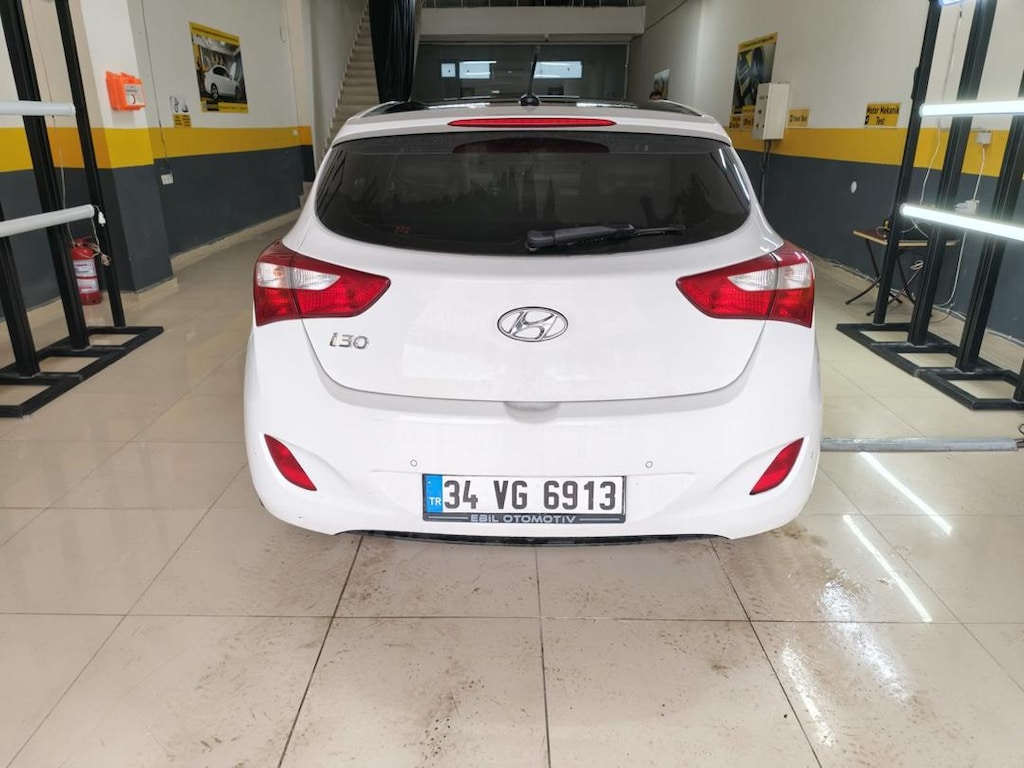 Beyaz Hatchback Araba - 15
