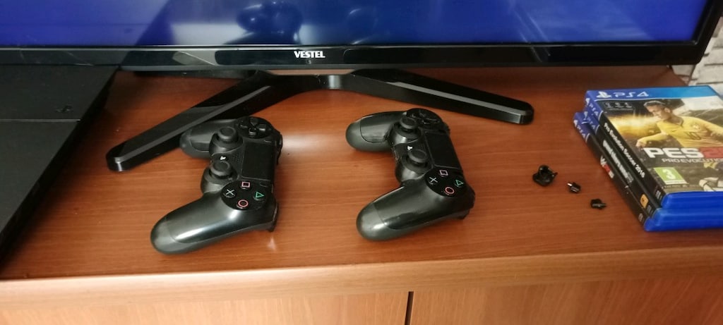 PS4 + 2 KOL + 3 OYUN - 13
