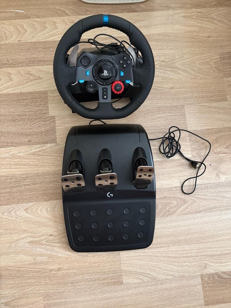 PlayStation 5 ve Logitech G29 Driving Force direksiyon seti.