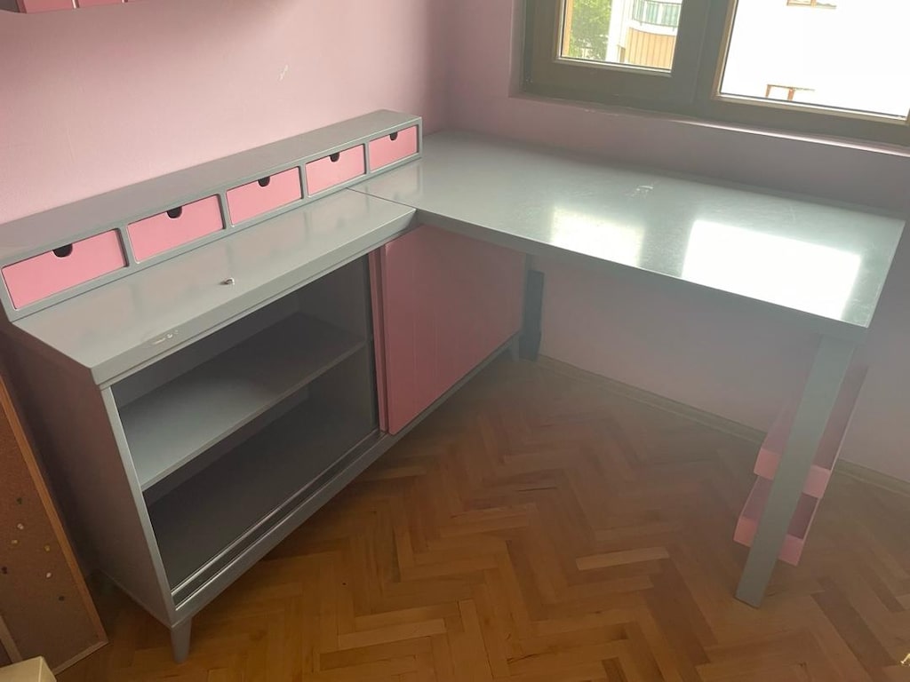 Kız odası çalışma masası ve kitaplık