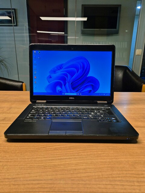 Laptop DELL i7 İşlemci 8GB Ram SSD Pili Yeni