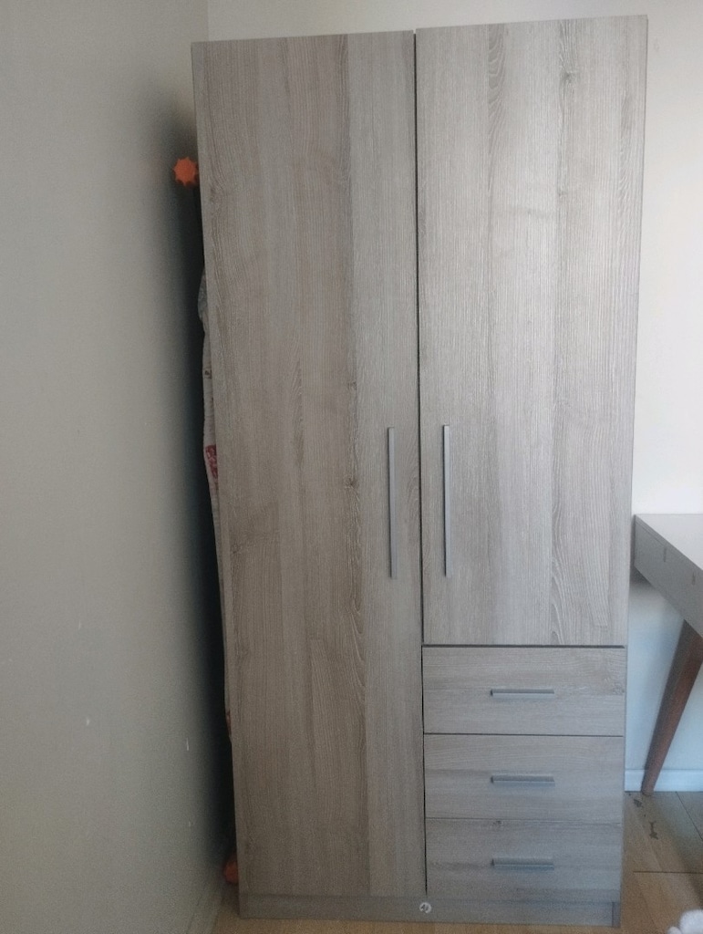 Çocuk gardırop+ çalışma masa+ masanın üzerinde kitaplık+koltuk+kanepe