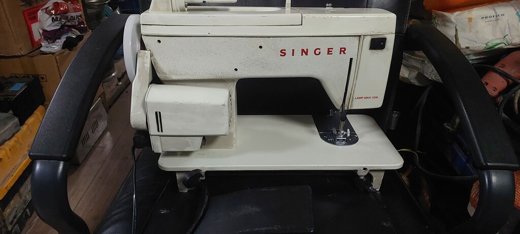 Singer dikiş makinası AZ KULLANILMIŞ GÖRÜLDÜGÜ GİBİ ALTINA BİR KUTU YA - 3