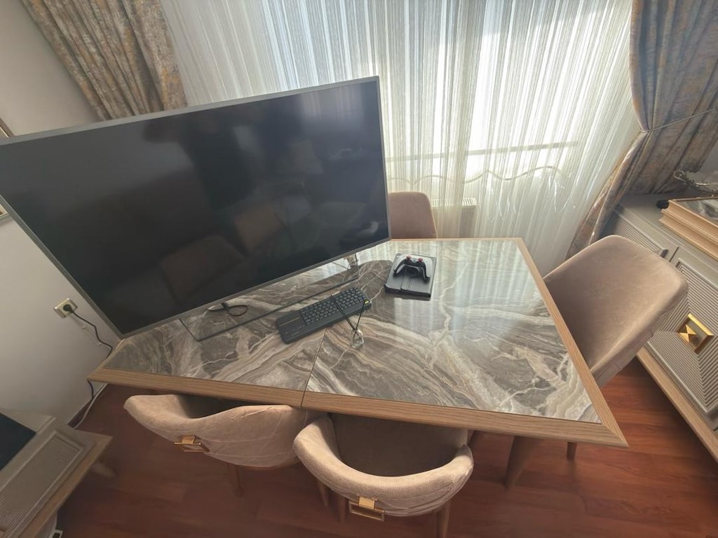 6-8 Kişilik Açılır Masa + 6 Sandalye + LED’li Konsol - 4