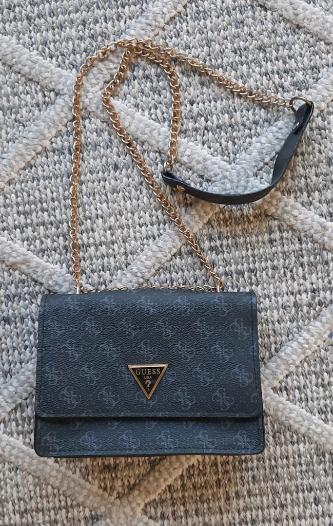 Guess Siyah Monogramlı Çapraz Çanta