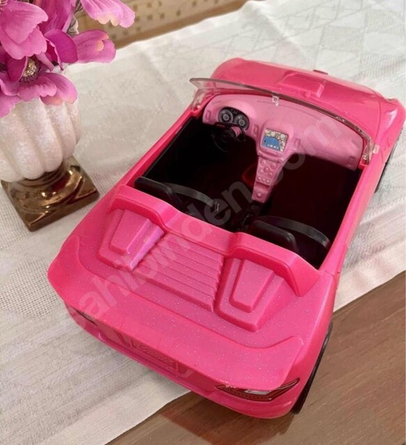 Orjinal Barbie ‘nin modern havalı pembe arabası