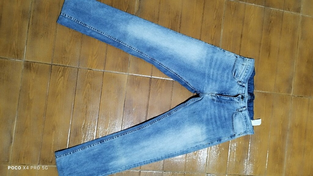 #Zara jeans pantolon..Bacakta beklemekten az leke oluşmuş.