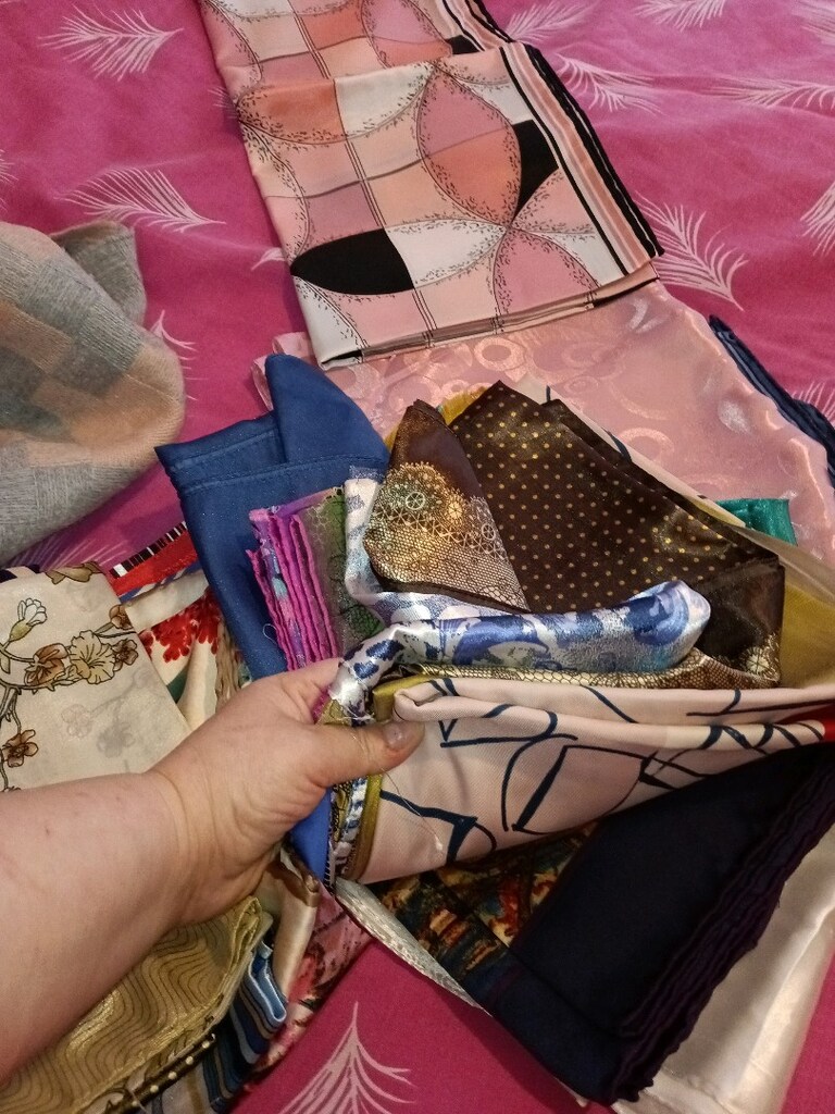 çeşitli desen ve renklerde ipek eşarp modelleri - 2