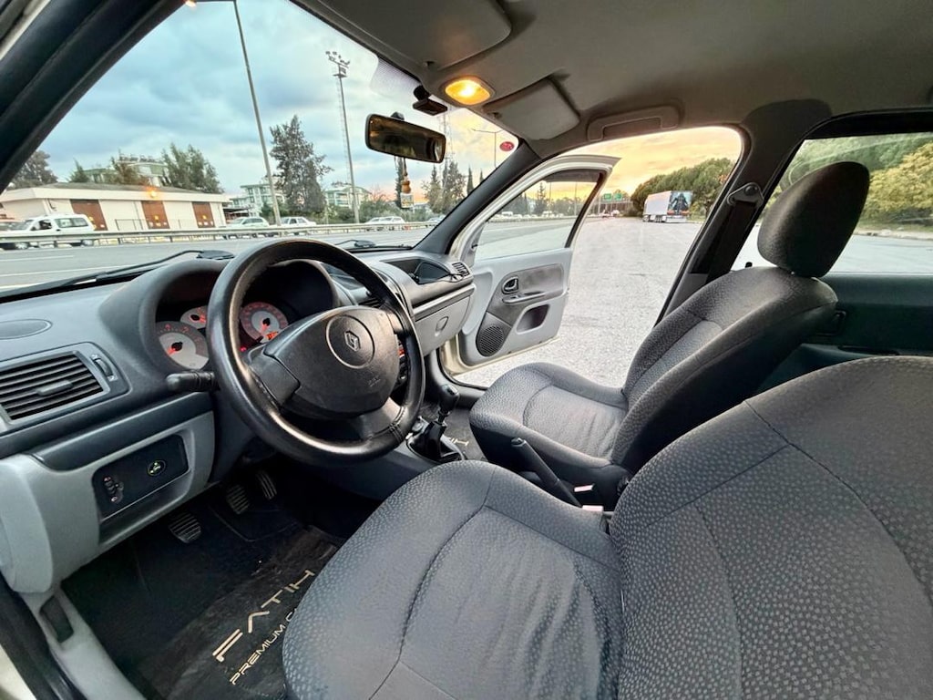 Renault Clio - 8