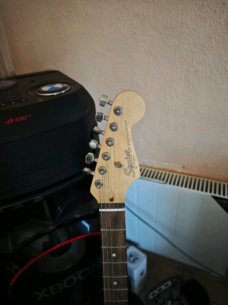 Squier Stratocaster Elektro Gitar – Siyah /Beyaz - 2