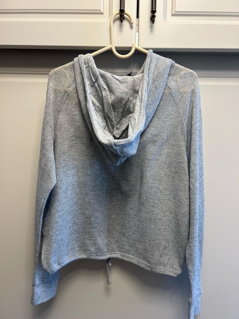 Gri kapşonlu sweatshirt — görsel 3/4