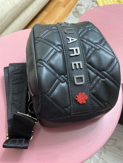 DSQUARED. isder ön tarafa isder arka tarafa çapraz asılabilen isdeyen