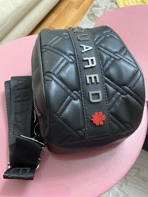 DSQUARED. isder ön tarafa isder arka tarafa çapraz asılabilen isdeyen