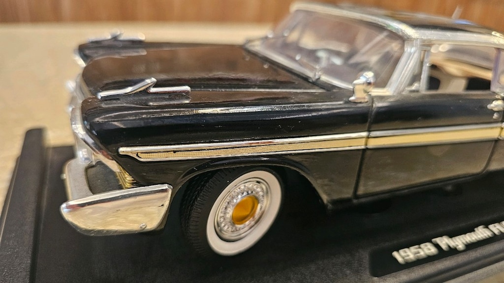 1958 Plymouth Fury Siyah Model Araba – Orijinal Vitrin Ayağıyla 1:18 - 3