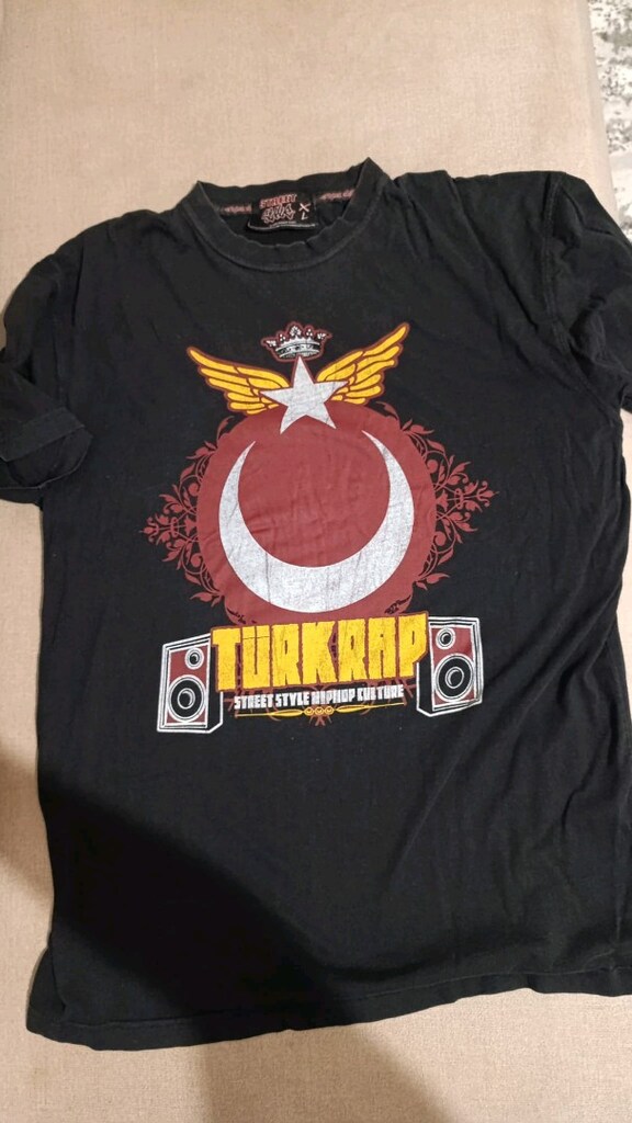 hiphop t-shirt ve kot pantolon