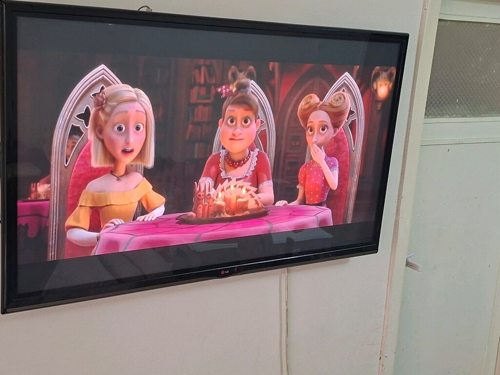 LG 130 ekran tv - 2