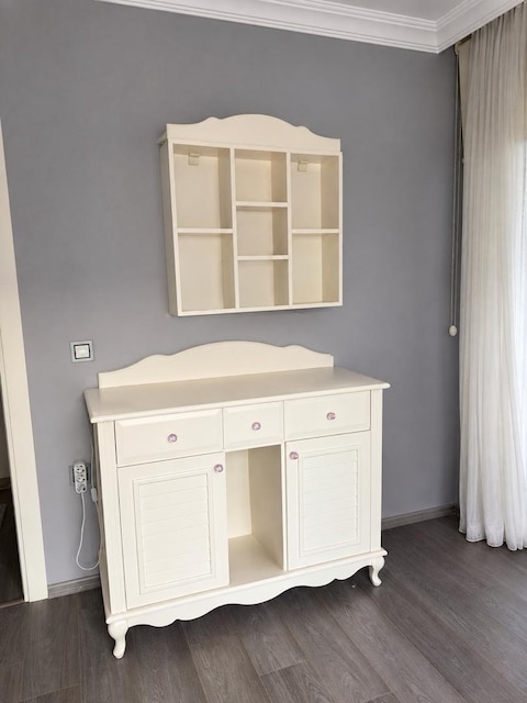 Şifonyer ve duvar rafı