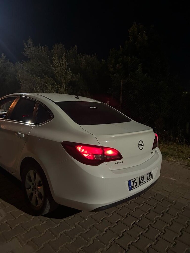 Opel Astra J Sedan - 14