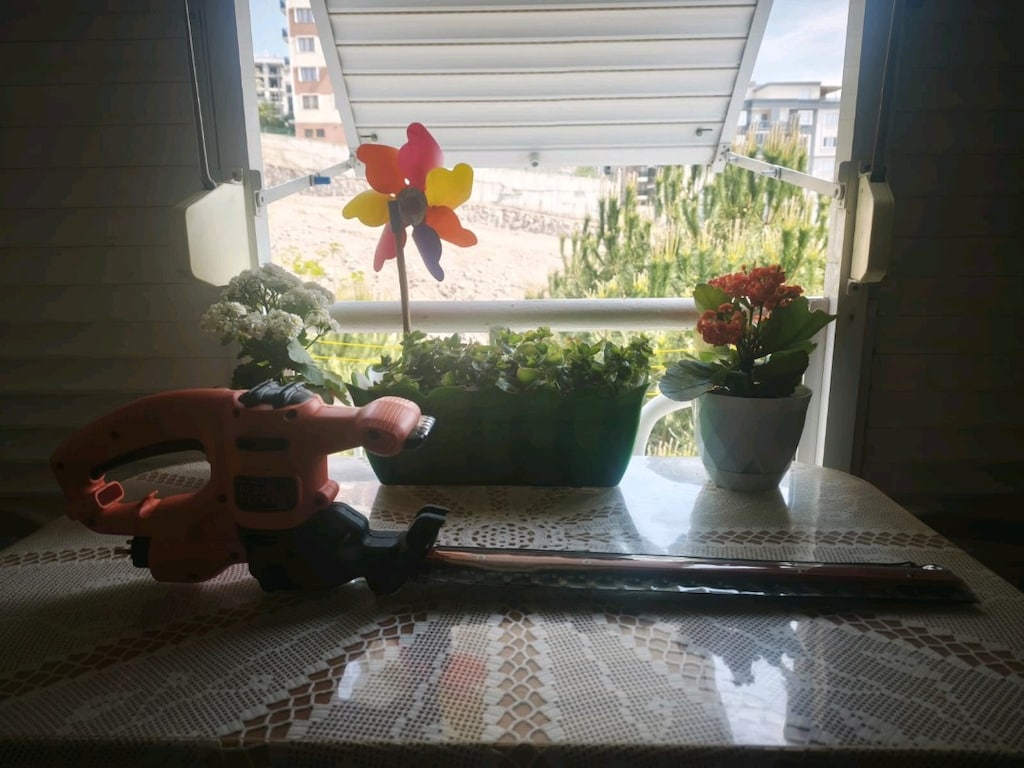 Black & Decker BEHT201 420W 45 cm Elektrikli Çit Budama Makinesi - 4