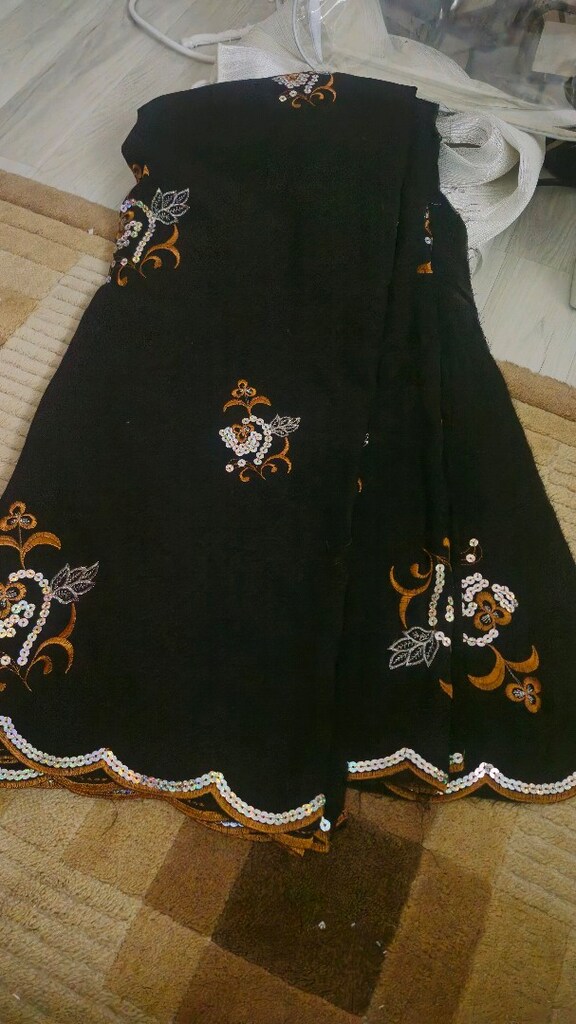Siyah pul işlemeli kumaş