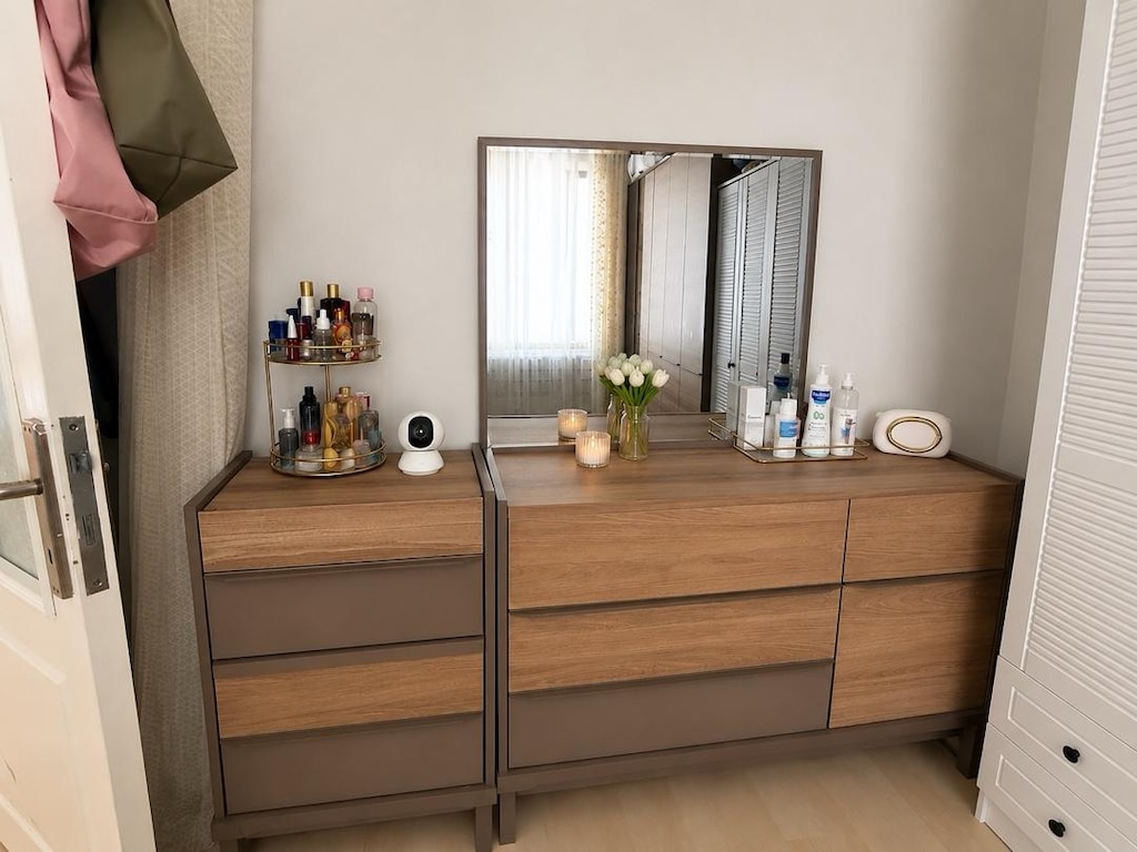 aynalı makyaj masası sıfonyer cekmecelı Ikı adet yatak başı çekmece