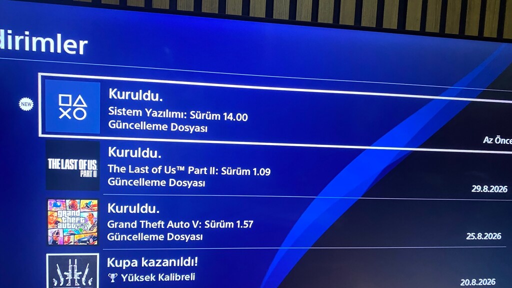 Playstayion 4 Slim - 5