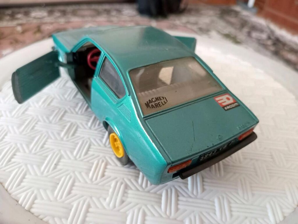 Bburago Opel Kadett Coupe 1:24 Diecast - 4