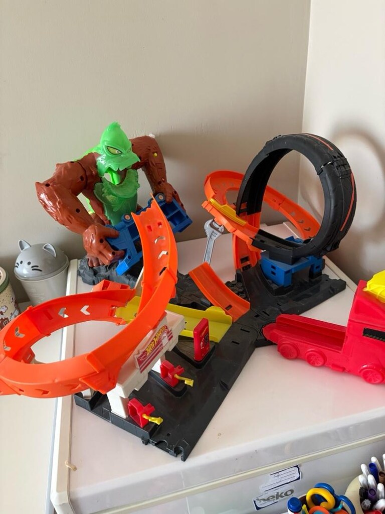 hot wheels zehirli goril saldırısı benzin istasyonu ve lastik tamiri - 2