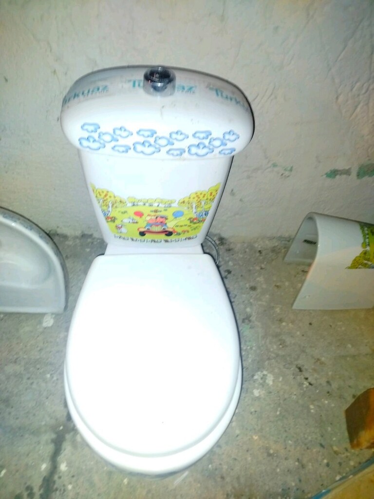 tuvalet ve çocuk lavaboları anasınıfından sökülmüş güzel ve temiz - 3