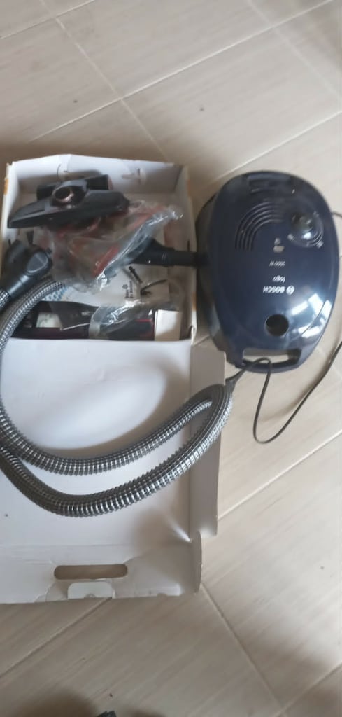BOSCH MARKA LOGO 2000W ELEKTRİK SÜPÜRGESİ FAAL ÇALIŞIR DURUMDA 3000 TL - 3