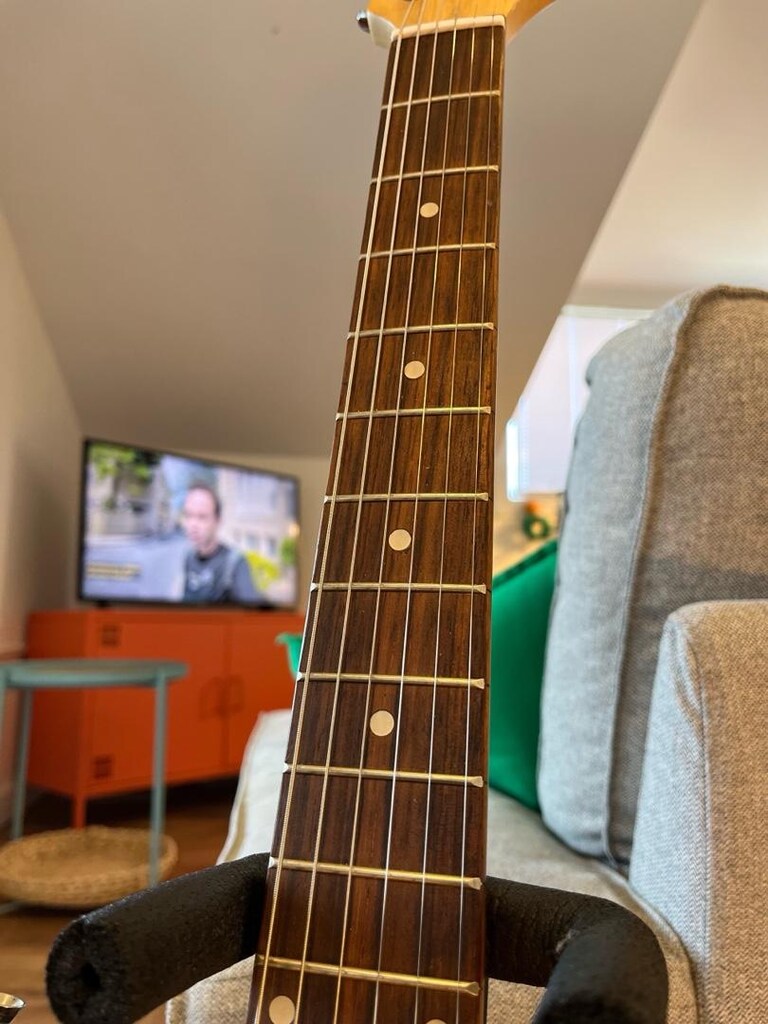 FULL SET STRAT KASA ELEKTRO GİTAR, PİLLİ AMFİ, KEMER, KABLO vs - 5