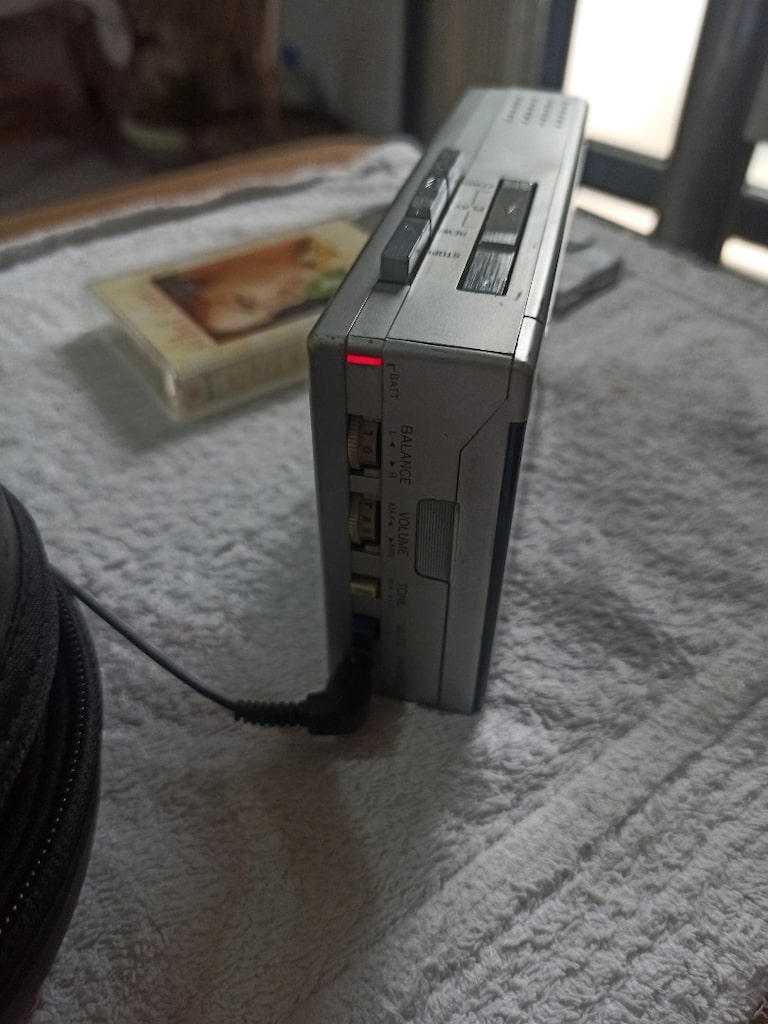 Sanyo M-G12 Walkman - 2
