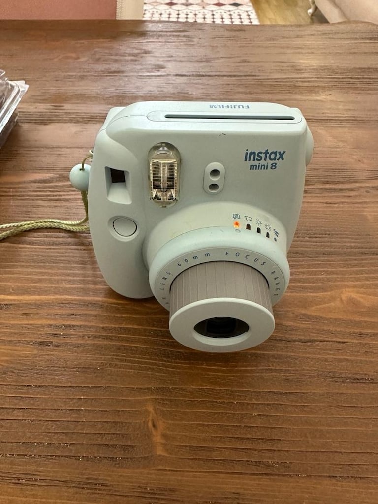 Instax Mini 8, kompakt ve yuvarlak hatlı bir anlık fotoğraf makinesid - 4