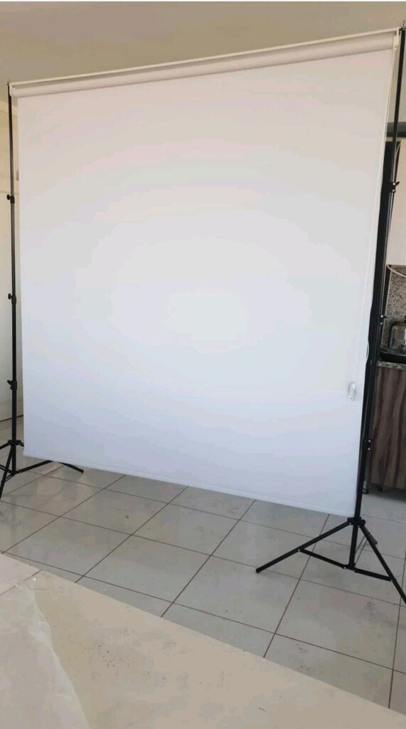 ayaklı makaralı beyaz fon - 3