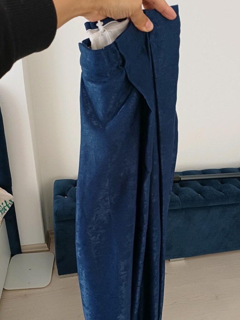 sandikli puf yaninda 2 adet fon perdesi 2 adet boncukli perde susu - 4