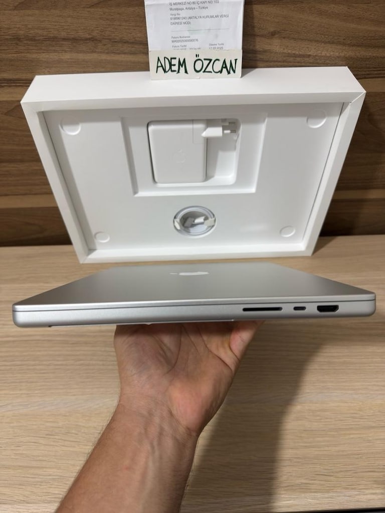 MacBook Pro / M5 Max / 16 inç / 36 GB Ram / 2 TB Ssd - 6