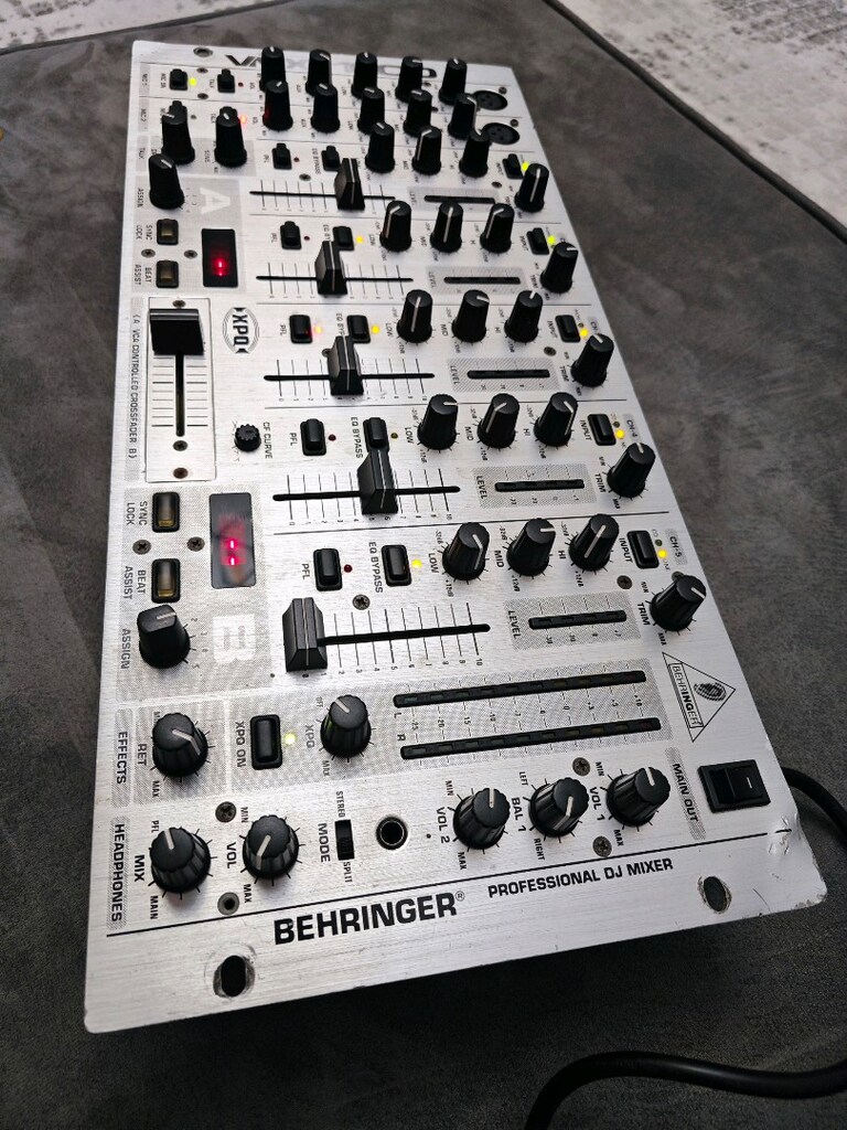 Behringer VMX1000 Professional DJ Mixer – 7 Kanal Profesyonel Mikser - 2